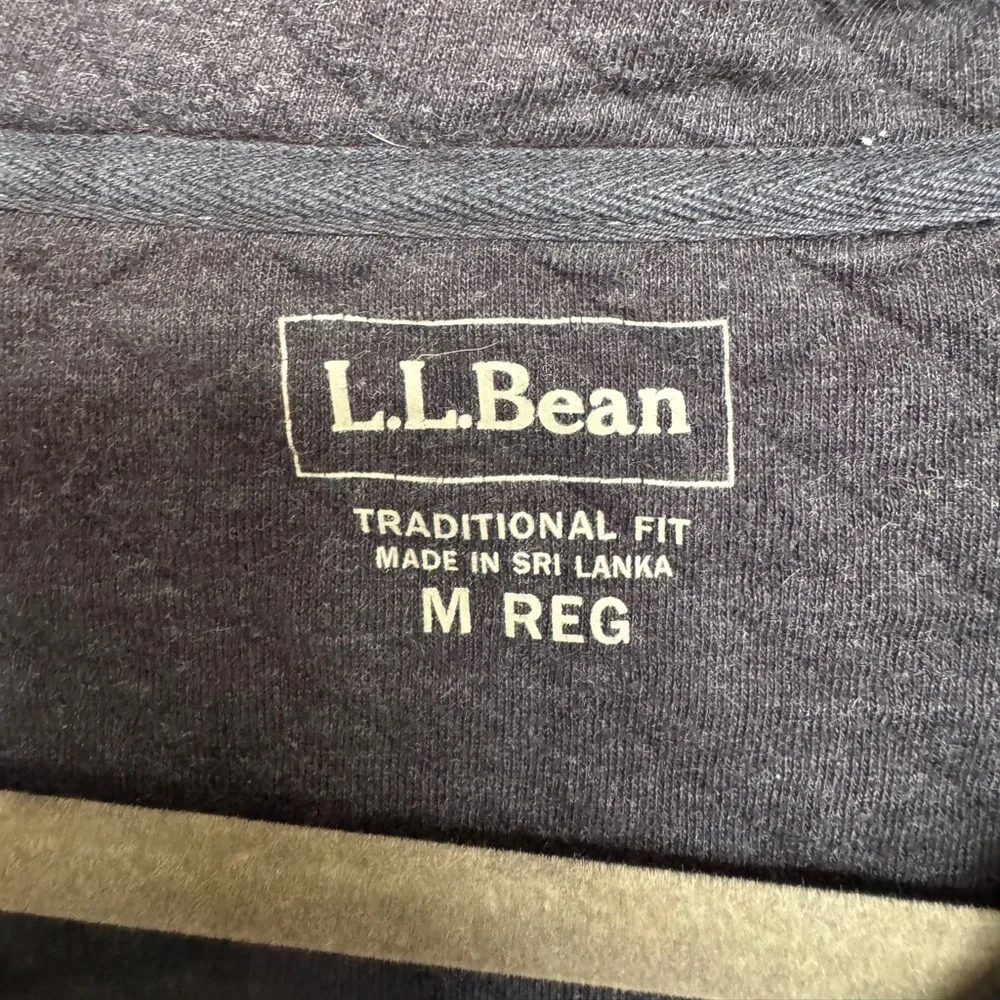 L.L. Bean Men's Grey Quilted Mockneck Sweatshirt
Size Medium - Picture 5 of 7